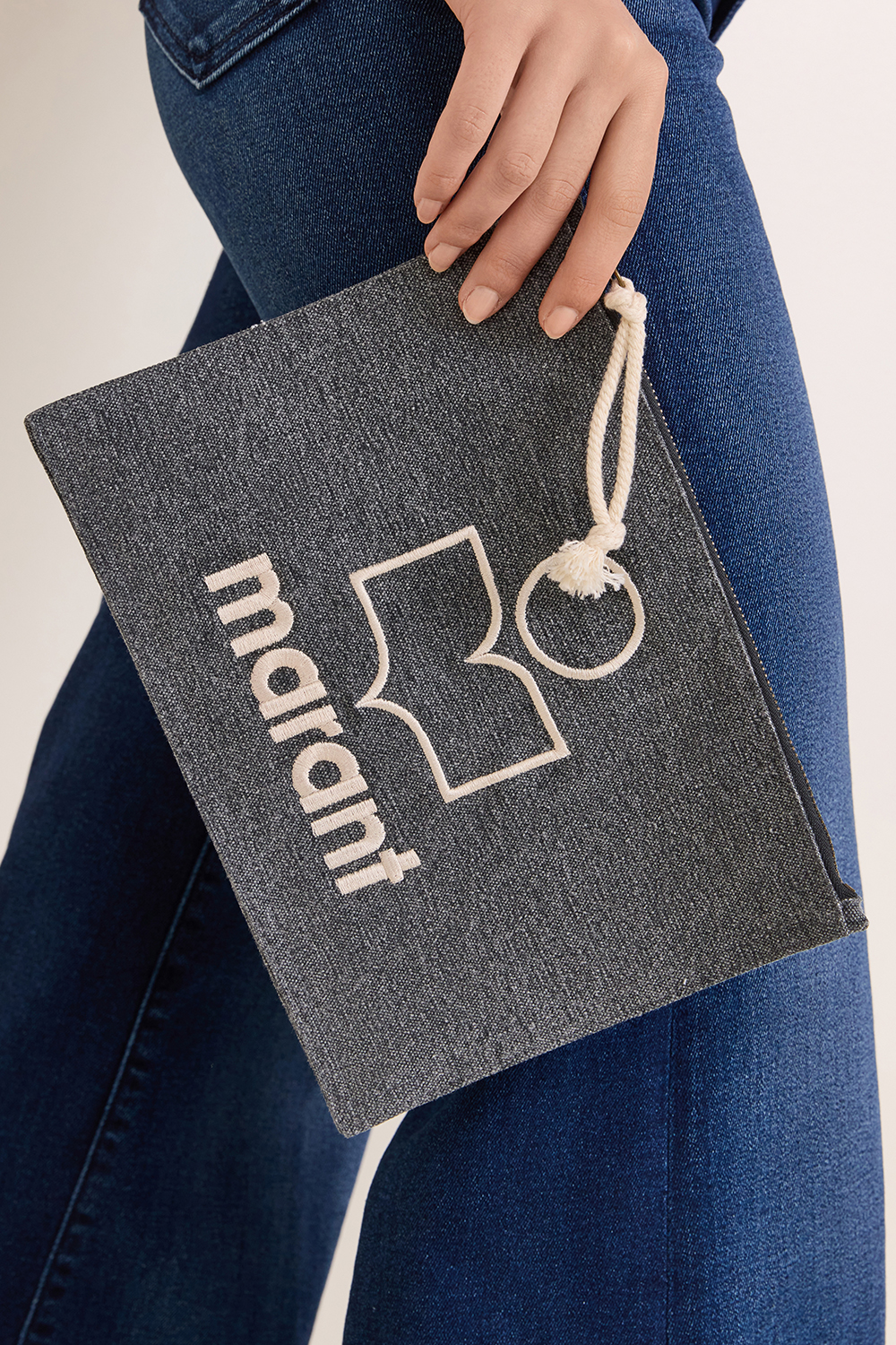 תמונת כל הלוק של קלאץ' ג'ינס